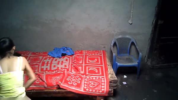 棚户区简陋炮房铲车司机大叔没活出来找齐B短裙鸡妹泄泄火J8早已硬梆梆脱光直接就干屌还挺大疯狂输出内射